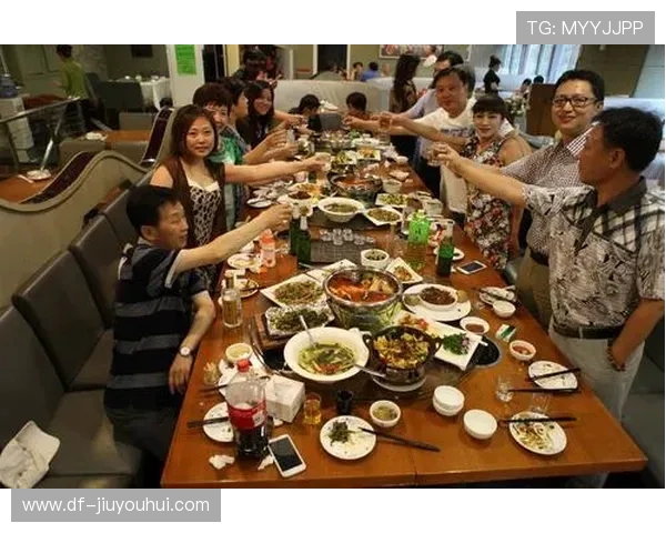 围绕踢足球得会喝酒这一主题探讨运动与社交融合之道与文化内涵魅